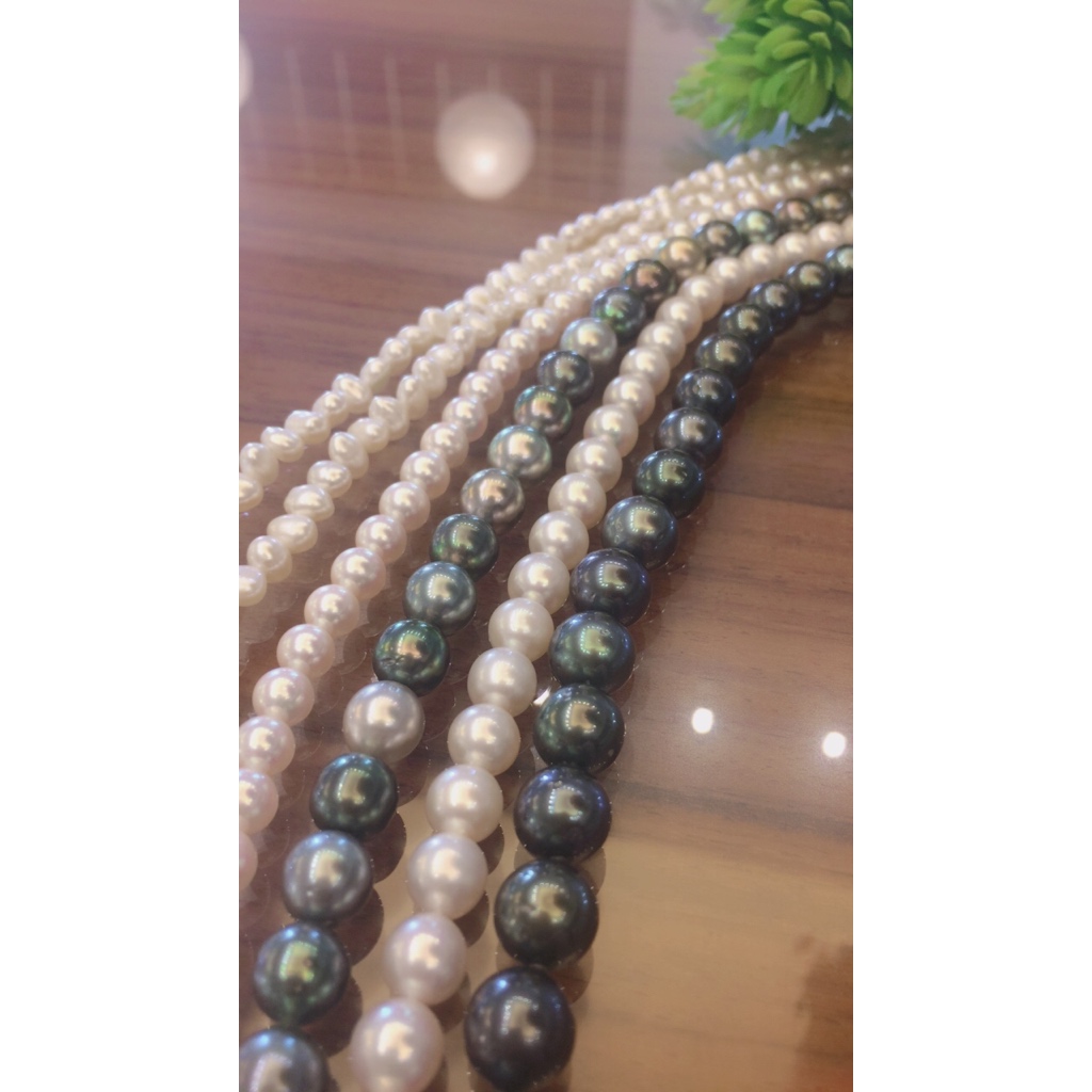 多数の真珠のネックレスの取り揃えがあります