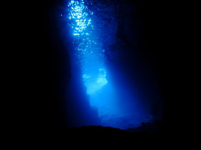 大阪のサプライズプロポーズ 青の洞窟「真栄田岬」