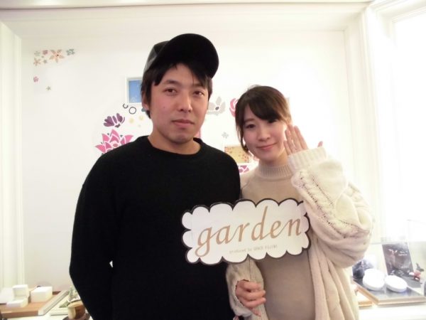 大阪・岸和田のガーデン本店でアムールアミュレットの結婚指輪を着けた夫婦の写真