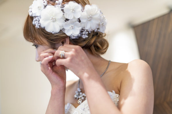 大阪の結婚前撮りドレス撮影ヘア小物