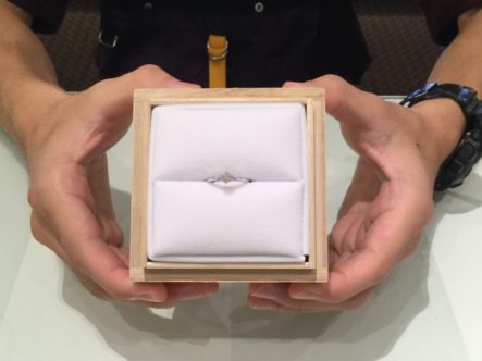 ミルクアンドストロベリーとアイデアルのご婚約指輪をご成約頂きました。（泉大津市）