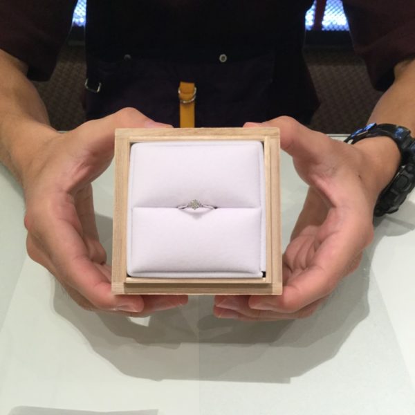 ミルクアンドストロベリーとアイデアルのご婚約指輪をご成約頂きました。(泉大津市)