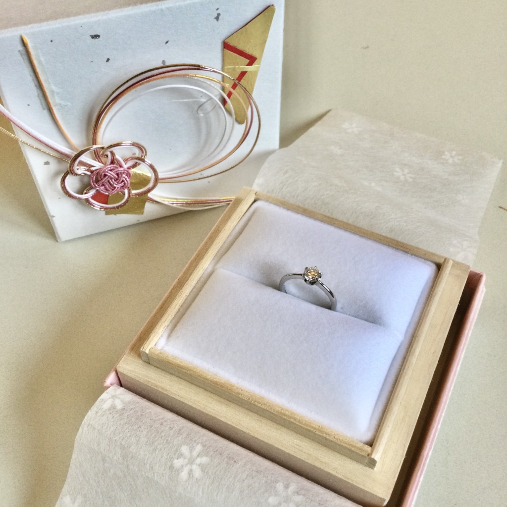 岸和田市ガーデン本店で婚約指輪ご成約特典の桐箱