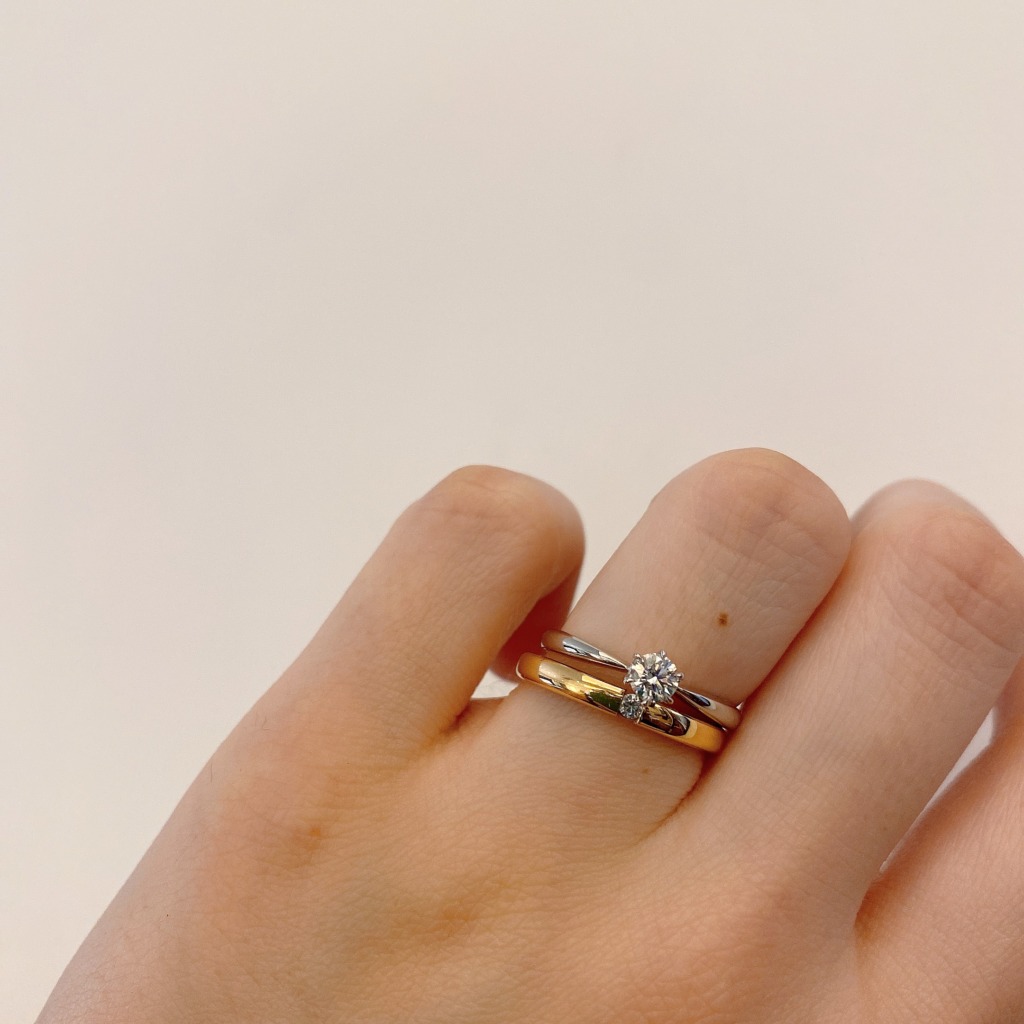 アイデアルの婚約指輪とフィッシャーの結婚指輪の重ね着け