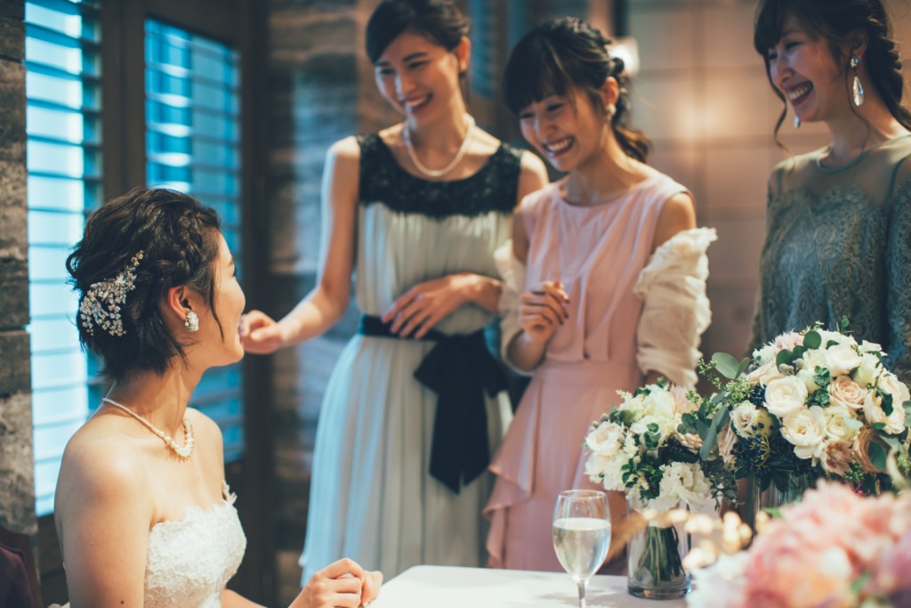 真珠(パール)ネックレスを身に着けるタイミングの1つ、結婚式などのお祝い