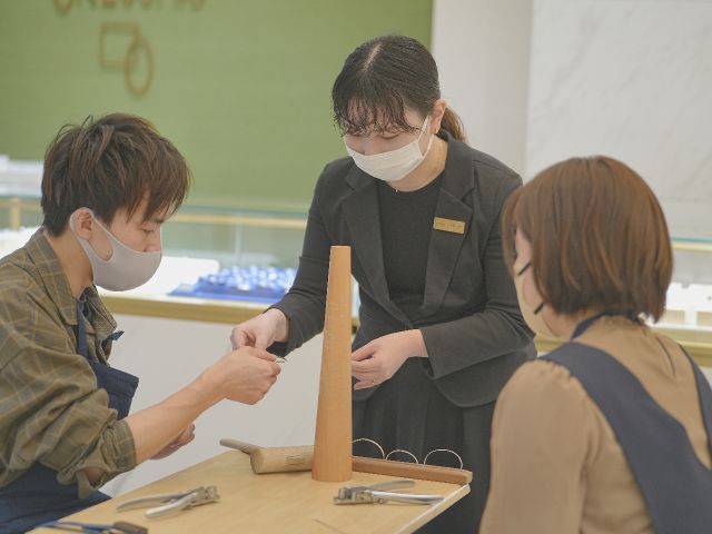 garden本店手作りバングル作成風景４