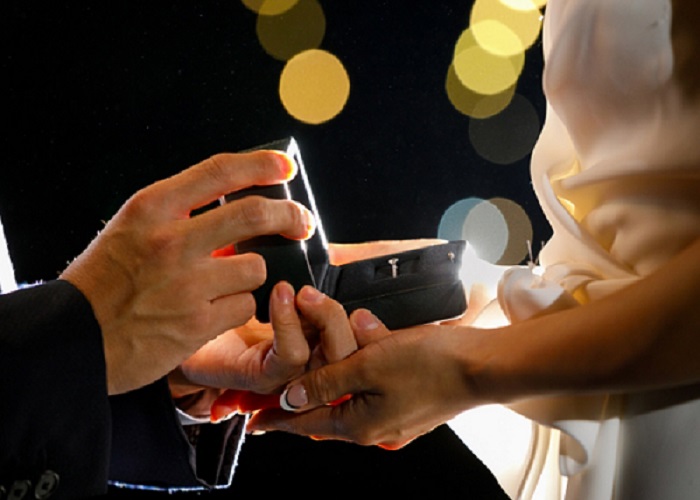 東大阪市のサプライズプロポーズの婚約指輪セミオーダー