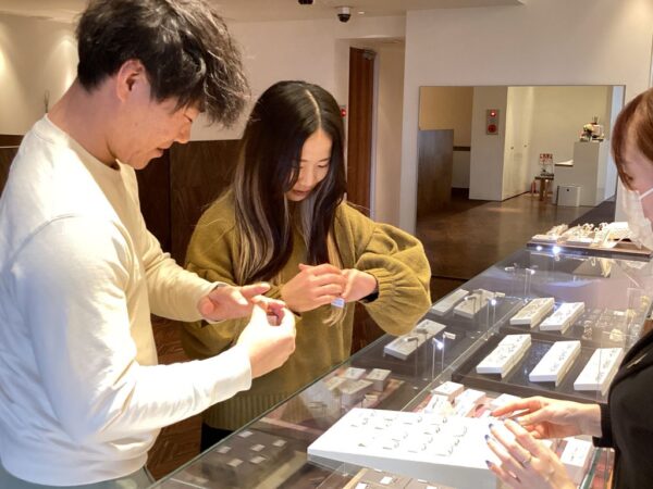 岸和田市garden本店でオリジナルウェディング＆フォトウェディングを実施されたお客様の指輪選び風景1
