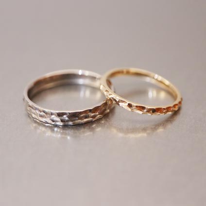 岸和田市の手作り結婚指輪の槌目仕上げ